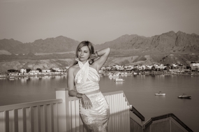 冷色调户外河边性感美女写真图片